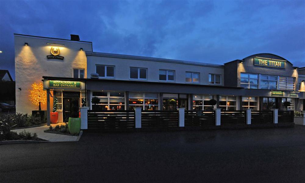 The Titan Hotel Clydebank Buitenkant foto